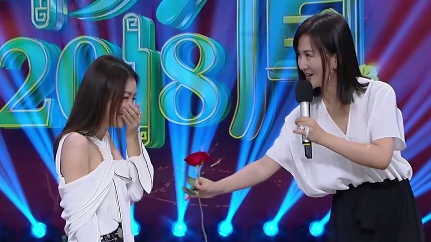 【爱豆的日常】秦岚皇后被谢娜送花送到奔溃,你们这么欺负白月光观众