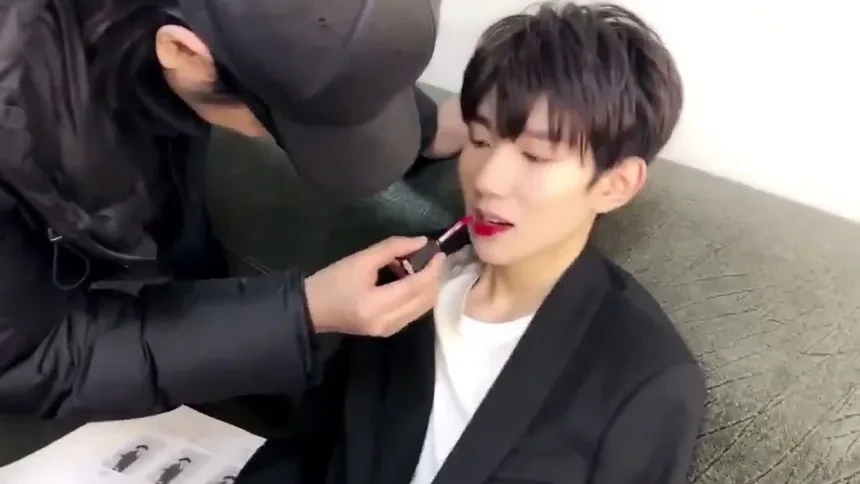 王源涂口红小哥哥一切为了生活