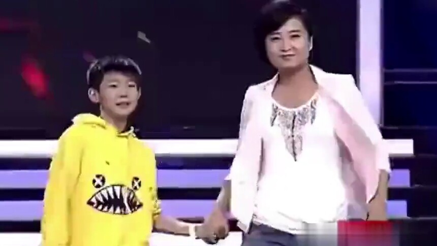 加入tfboys前的王俊凯携手瞿颖T台秀,王源贾玲