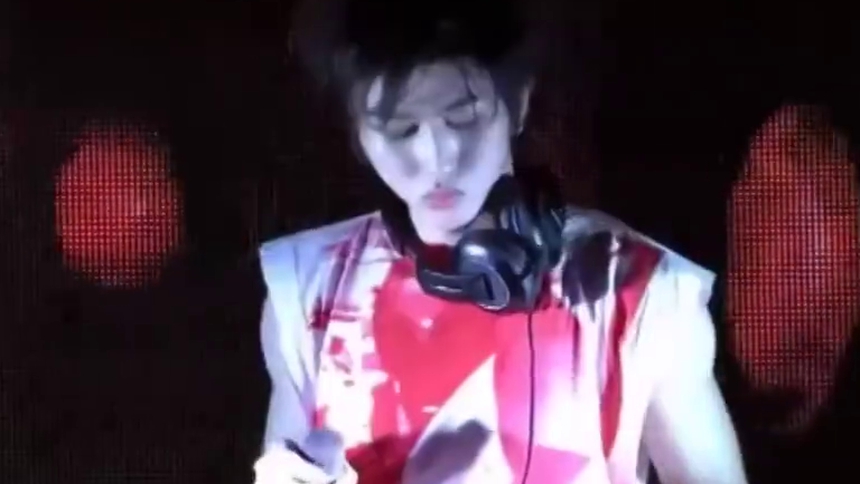 蔡徐坤在K全球发布会现场化身DJ打碟,歌曲串