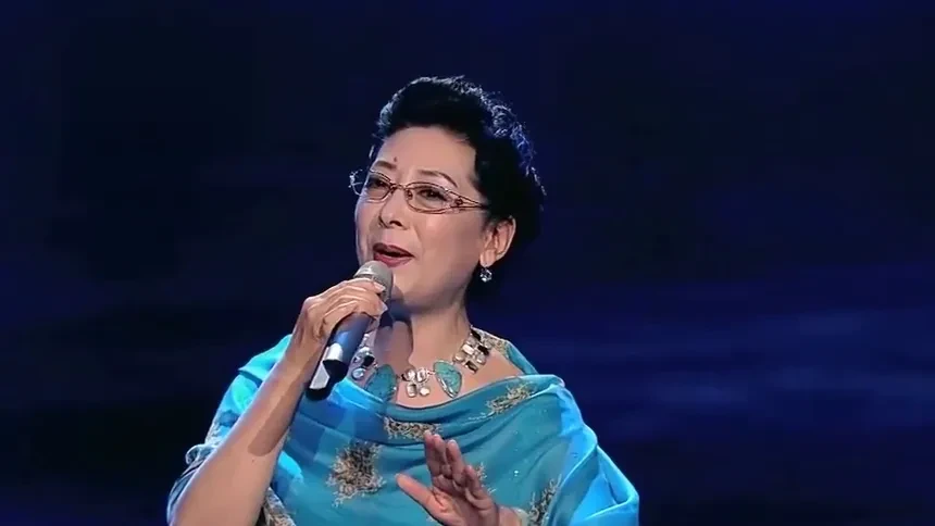 关牧村月光下的凤尾竹