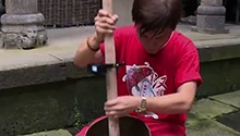 五大洲选手体验擂茶 失误频频