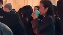 周雨彤背头红唇，西服裤装