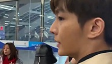 炎亚纶现身机场