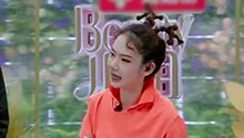 戚薇橘色上衣搭配丸子揪揪头