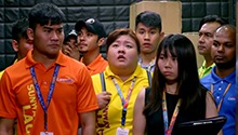 电梯超重 林满月无奈爬楼梯