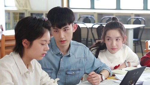 《少年派》独家花絮:小分队图书馆之约 三一给妙妙辅导功课!