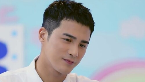 今天你姜潮了吗姜潮九宫格自拍技术引领潮流新方向