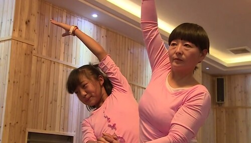 《变形计》之《两个世界》未播花絮:小芳的第一次!