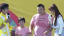 超萌女儿掉入水中！清凉一下