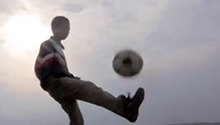 足球小子黄土地里追逐绿茵梦