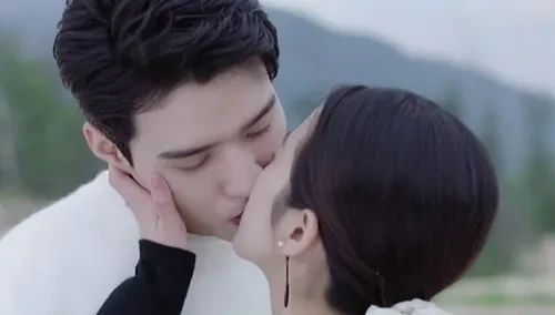 周雨彤龚俊在线云陪看重温吻戏名场面