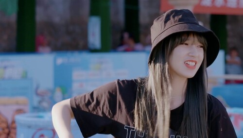 灵超"直男"式泼水太吓人 程潇泼水节全身打湿超欢乐-综艺-高清视频