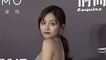 吴宣仪身穿露背青蓝色绣珠羽毛裙