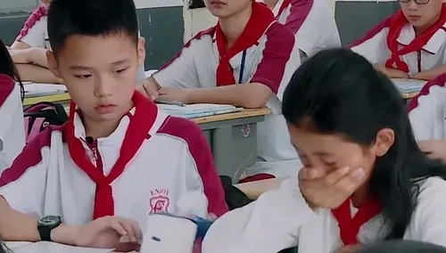 吴欣媛感冒咳嗽 小暖男同桌上线送纸巾