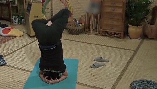 郑钧高能瑜伽动作 倒立和魔鬼式吸腹真的看呆了