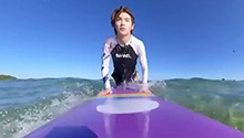 黄明昊第一次尝试冲浪就挑战成功！