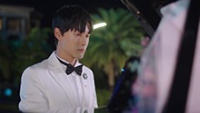 森禾穿白色西装化身钢琴王子