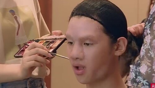 黄明昊摸黑化乞丐妆丑到陈学冬不认识