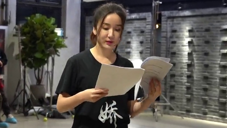 娄艺潇与群演讨论：台词到底有绕口