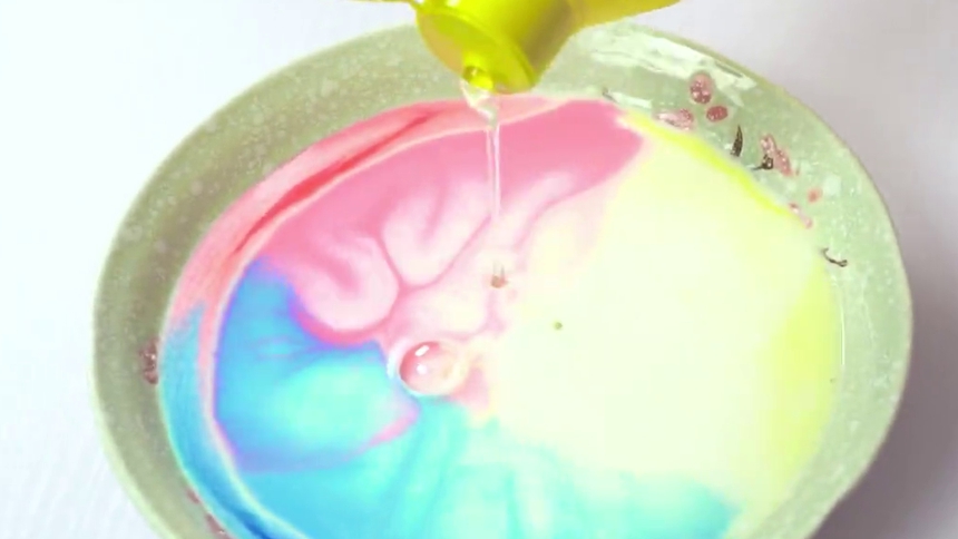 生活大玩家 牛奶的彩色漩涡实验