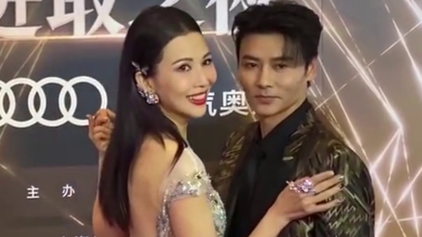 默契值满分！张晋红毯帮蔡少芬踢裙子