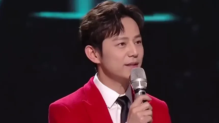 纯享何炅跨年演讲2021不虚此行为闪亮的中国点亮自己