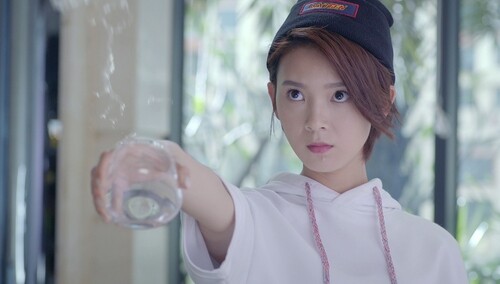 任一侠被谷翎泼水