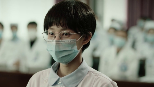 理想照耀中国:杜富佳请战奔赴前线救死扶伤 - 高清