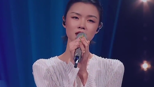 纯享:宝藏歌手分号张羽清演唱《也孤独也灿烂》 写尽生活细碎与温暖