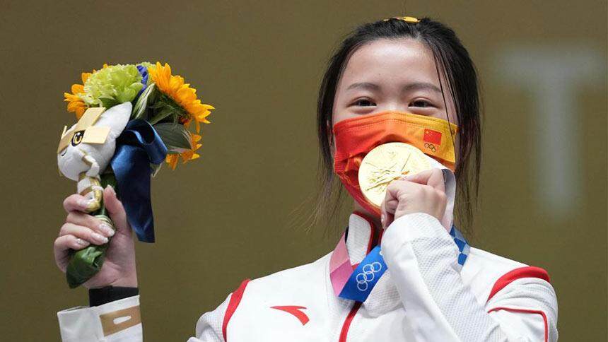 东京奥运会女子10米气步枪决赛中国选手杨倩10米气步枪摘奥运首金