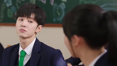 为和丁羡做同桌,学霸周斯越控制分数故意考砸-电视剧-高清视频在线