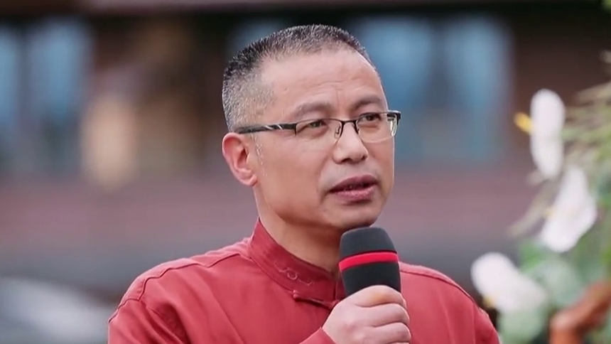 黄芳莉爸爸在婚礼上给新婚夫妻送表 寄托着深深的爱意与祝福