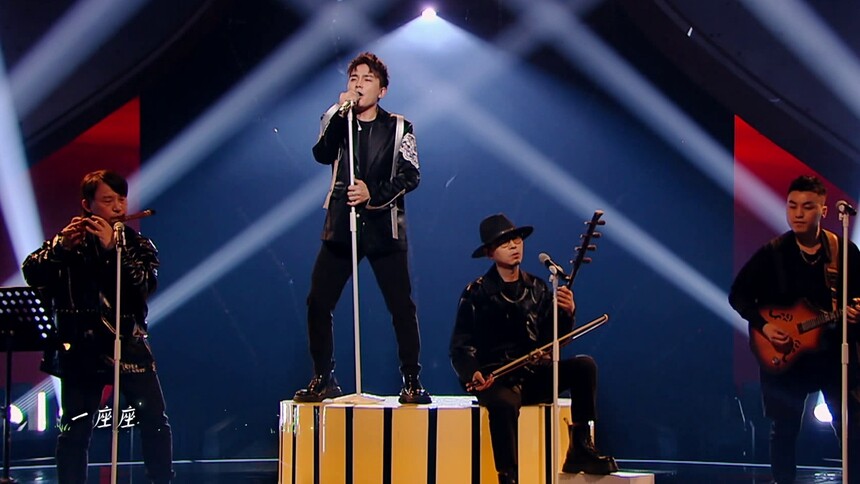 额尔古纳乐队热情唱响《阿黑图》 舞台上演蒙古服饰秀