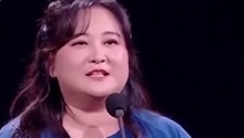 贾玲获奖台下张小斐感动落泪