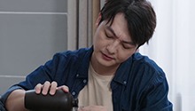 老何跟向南一起喝酒谈心，劝向南放弃创业“小富即安”