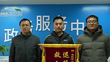 洞口：老年夫妻被压三轮车底 路过老兵出手救人获赞