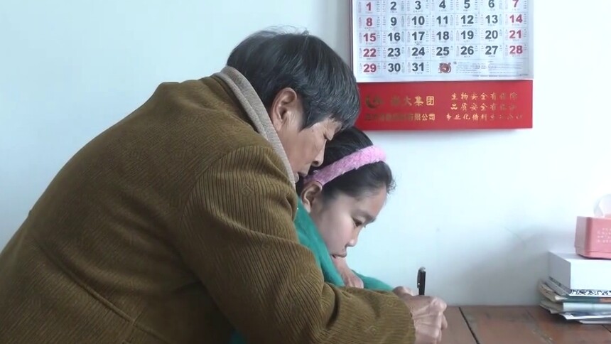“文盲奶奶”汪小玲：为爱识字 爱的守护 换来脑瘫孙女成长“奇迹”