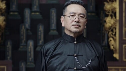 《长河落日》第1集看点：迫降孤岛护情报
