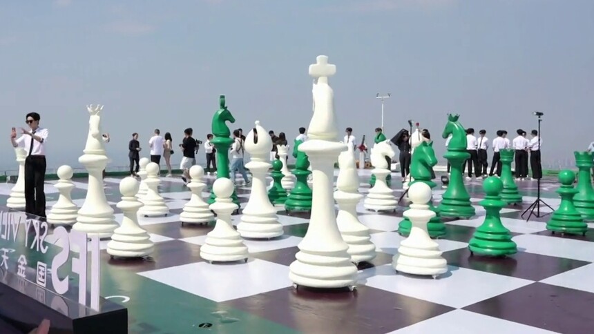 “世界湖湘 驭马登峯”国际象棋赛在长沙最高楼顶峰开赛：452米高空下棋？ 云端对弈看点多！