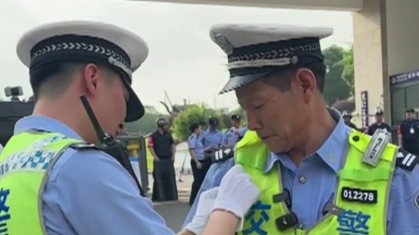 护航高考39载！长沙雨花交警王新民最后一次护考：39年护考经验倾囊相授 00后新警接棒传初心