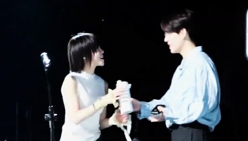 窦靖童合伙人郑方一的vlog：郑方一分享窦靖童彩排花絮
