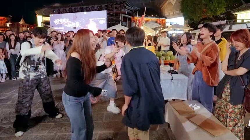 《快乐老家》7月4日看点：养老体验深度升级！中古艺人旅居团做红娘当街助爱