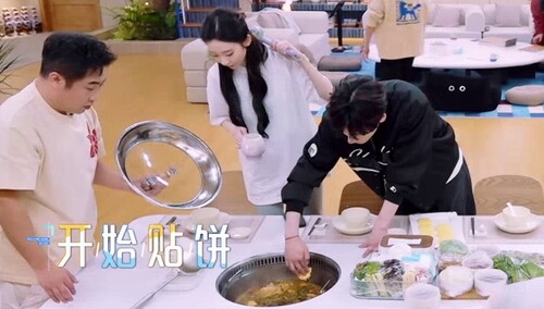 魏大勋进门先呼叫杨迪 何炅魏哲鸣挑战铁锅炖贴饼子
