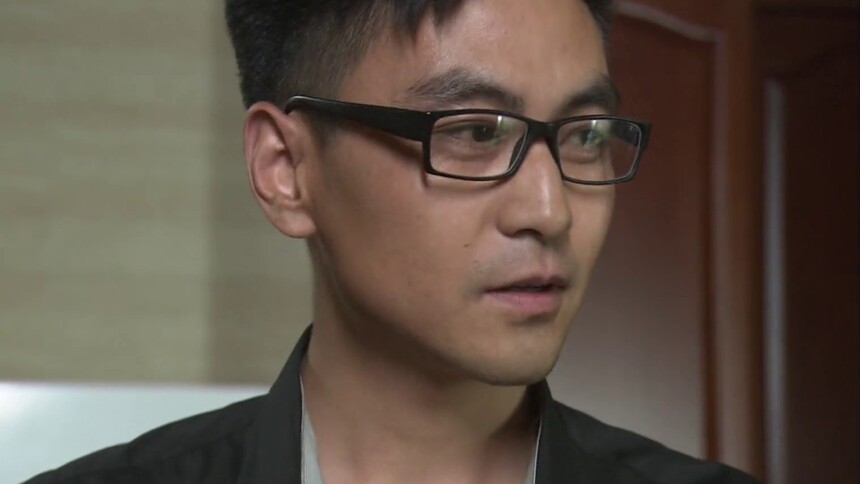 林国良嬉皮笑脸对着沈兰妮示爱