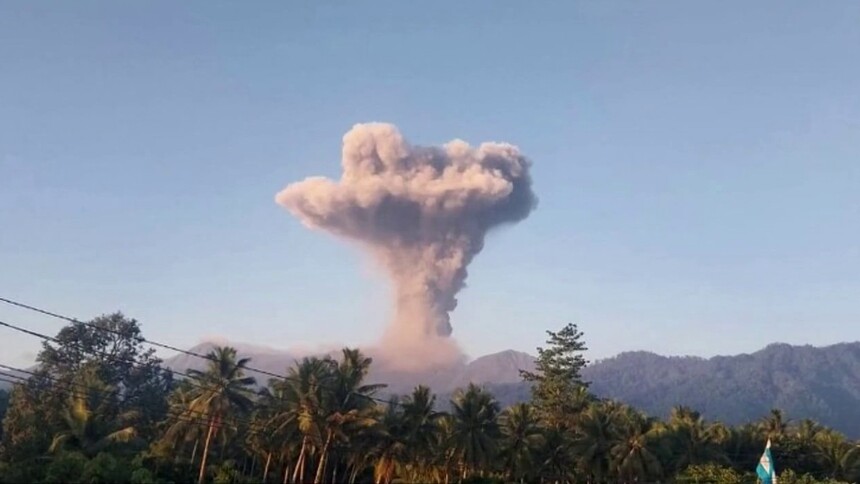印尼 杜科诺火山喷发 火山灰柱高达2100米
