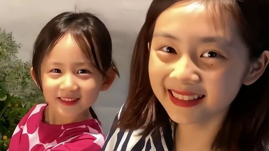 凑热闹追热点：黄磊两个女儿反差感刷屏！黄多多黄少艾一个像秋天一个像夏天！！