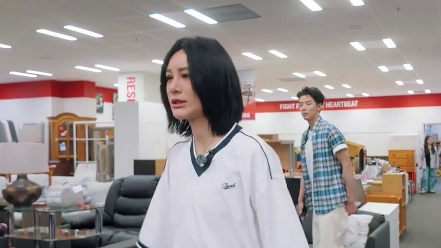 尚雯婕李佳琦超市采买主打“精打细算”
