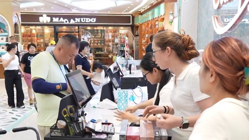 多国商品汇聚霍尔果斯 跨境商贸往来持续升温