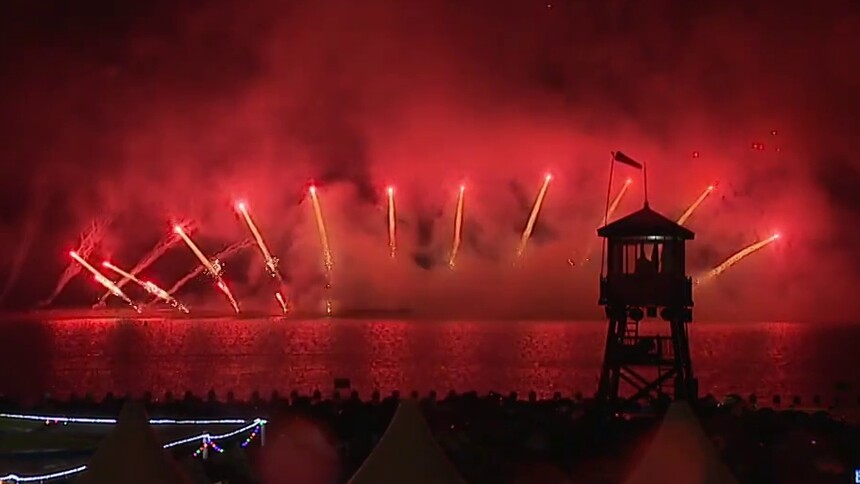 上海金山：海上焰火点亮假日夜空